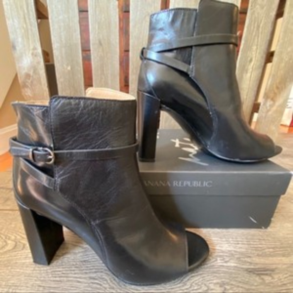 NIB Banana Republic Peeptoe Leather Gayle Bootie, Black, 9